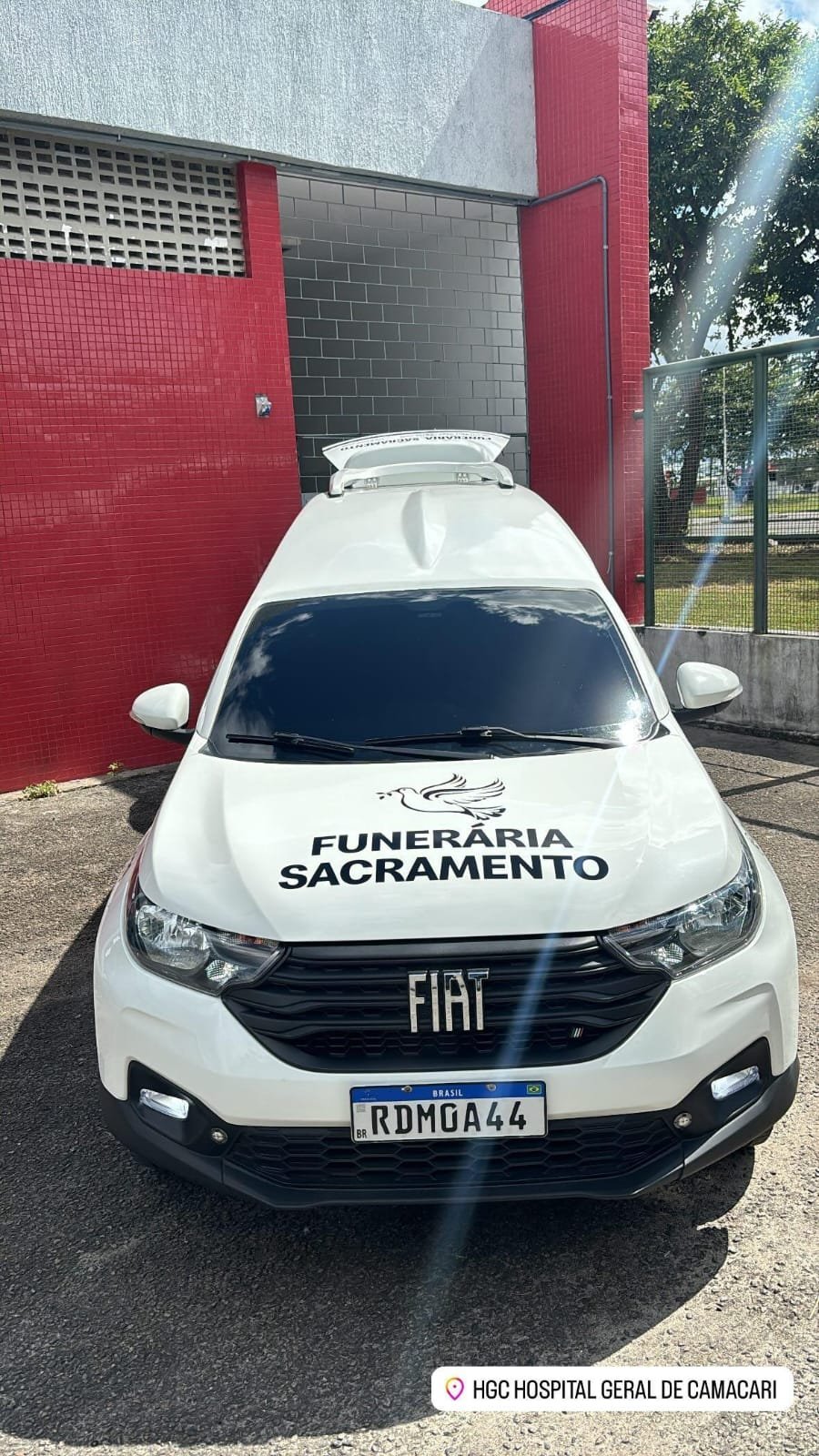 Veículo da Funerária Sacramento em atendimento no Hospital Geral de Camaçari